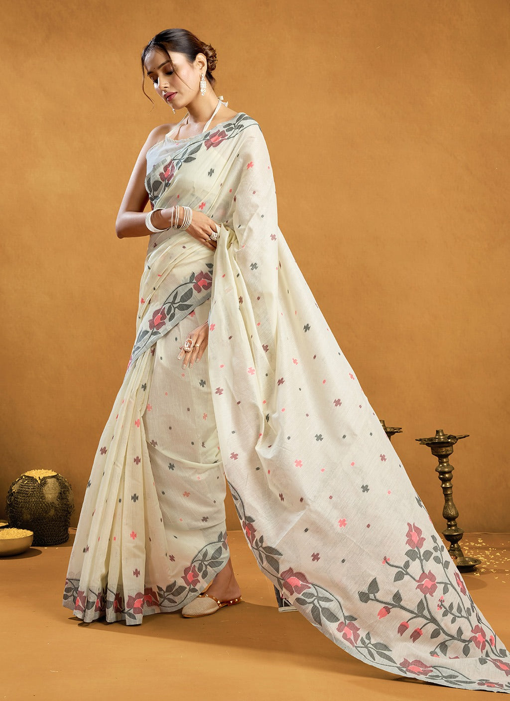 ivory-bloom-off-white-jamdani-saree